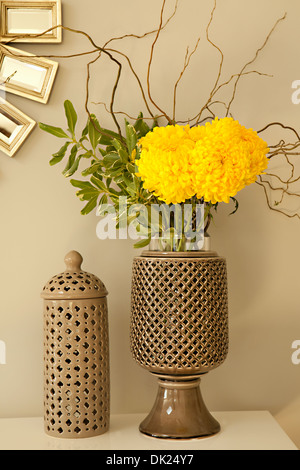 Close up of yellow mamans flower arrangement en vase en céramique Banque D'Images