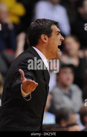 2 février 2011 - Villanova, New York, États-Unis - Villanova entraîneur en chef Jay Wright montre son mécontentement avec un appel. Dans une grande bataille de l'est # 12 Villanova bat Marquette 75-70 dans un jeu joué à l'Pavillion de Villanova, Mississippi (crédit Image : © Mike Southcreek human life by Sylvester Graham/global/ZUMAPRESS.com) Banque D'Images
