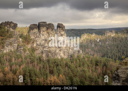 Bastei avec Kleine Gans rock formation, Sächsische Schweiz National Park, North Carolina, United States Banque D'Images
