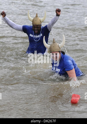 Le 5 février 2011 - Memphis, TN, États-Unis - 5 février 2011 - Erin Whipkey, 28 ans, et Jonathan Ealy, 29 fois avec Opera Memphis font leur deuxième fois participant à l'ours polaire au bénéfice d'Olympiques spéciaux comme les participants ont pris le plongeon dans la rivière du Loup le samedi. (Crédit Image : © l'appel Commercial/ZUMAPRESS.com) Banque D'Images