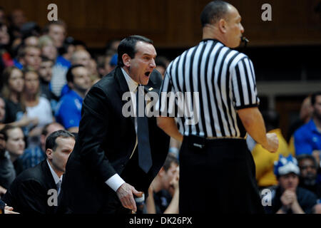 Le 5 février 2011 - Durham, Caroline du Nord, États-Unis - Duke Blue Devils l'entraîneur-chef Mike Krzyzewski ne marche pas comme l'appel.Duc bat NC State 76-52 à Cameron Indoor Stadium à Durham en Caroline du Nord. (Crédit Image : © Anthony Barham/global/ZUMAPRESS.com) Southcreek Banque D'Images