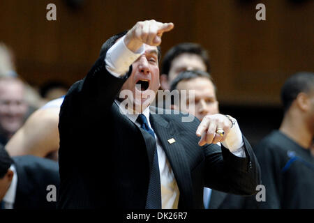 Le 5 février 2011 - Durham, Caroline du Nord, États-Unis - Duke Blue Devils l'entraîneur-chef Mike Krzyzewski ne marche pas comme l'appel.Duc bat NC State 76-52 à Cameron Indoor Stadium à Durham en Caroline du Nord. (Crédit Image : © Anthony Barham/global/ZUMAPRESS.com) Southcreek Banque D'Images