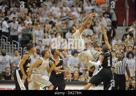 Le 5 février, 2011 - Washington, District de Columbia, États-Unis d'Amérique - Georgetown Hoyas guard Austin Freeman (15) tente un tir en face de Providence Friars guard Duc Mondy (1) au cours de la première moitié au Verizon Center. À la mi-temps le Georgetown Hoyas mènent Providence Frias 46-34. (Crédit Image : © Carlos Suanes/ZUMAPRESS.com) Southcreek/mondial Banque D'Images