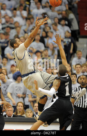 Le 5 février, 2011 - Washington, District de Columbia, États-Unis d'Amérique - Georgetown Hoyas guard Austin Freeman (15) tente un tir en face de Providence Friars guard Duc Mondy (1) au cours de la première moitié au Verizon Center. À la mi-temps le Georgetown Hoyas mènent Providence Frias 46-34. (Crédit Image : © Carlos Suanes/ZUMAPRESS.com) Southcreek/mondial Banque D'Images