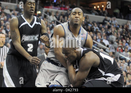 Le 5 février, 2011 - Washington, District de Columbia, États-Unis d'Amérique - Providence Friars avant Kadeem Batts (10) bataille sous le panier avec Georgetown Hoyas guard Austin Freeman (15) au cours de la seconde moitié au Verizon Center. Georgetown Hoyas défait Providence Frias 83-81. (Crédit Image : © Carlos Suanes/ZUMAPRESS.com) Southcreek/mondial Banque D'Images