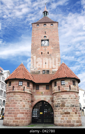 Weisser Turm ou Tour Blanche à Nuremberg, Allemagne. Banque D'Images