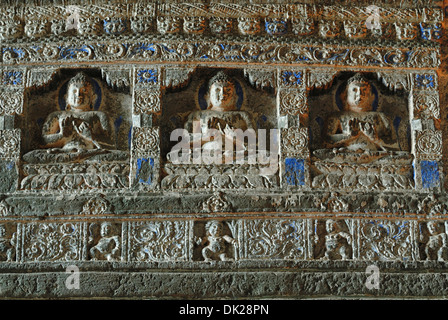 Cave 26 : au-dessus de la frise des piliers. Trois figures de Bouddha assis en Padmasana sur le lotus. Grottes d'Ajanta, Aurangabad, Maharashtra, Inde Banque D'Images