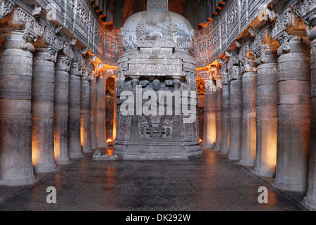 Cave 26 : Stupa avec Bouddha assis sur un trône de lion avec ses pieds reposant sur le lotus. Grottes d'Ajanta, Aurangabad, Maharashtra Banque D'Images