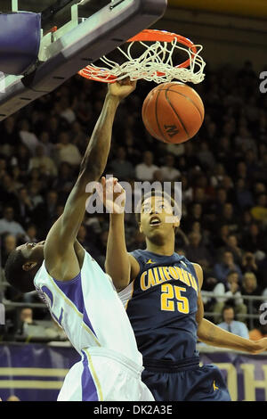 10 février, 2011 - Seattle, Washington, États-Unis - Washington Huskies avant Justin maison de vacances (22) dunks sur California Golden Bears de l'avant Richard Solomon (25) pendant le jeu entre la Californie et l'Université de Washington à Hec Edmundson Pavilion à Seattle, WA. Université de Washington mène en Californie 58-34 à la mi-temps. (Crédit Image : © Steven Bisig/global/ZUMAPRESS Southcreek.c Banque D'Images