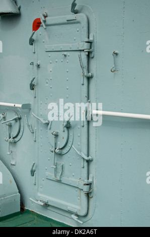 Porte étanche du navire sur le HMS Cavalier à l'Historic Dockyard, Chatham, Kent, UK Banque D'Images