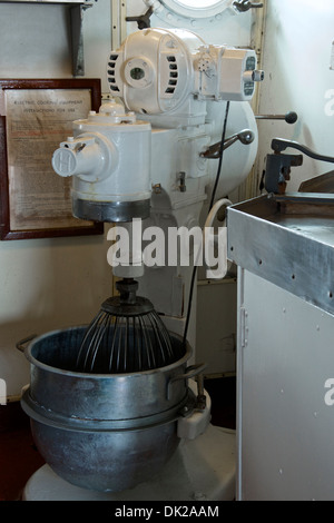 Vintage industriel Hobart mixer dans la cuisine du navire Banque D'Images