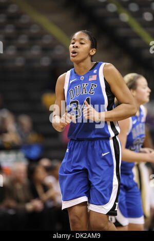 11 février 2011 - Winston-Salem, Caroline du Nord, États-Unis - Duke Center Krystal Thomas (34) fait son chemin après deux upcourt. Duc au niveau du semestre 38-21. (Crédit Image : © Jim Dedmon/ZUMAPRESS.com) Southcreek/mondial Banque D'Images