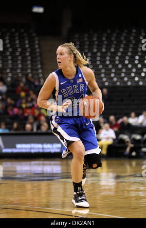 11 février 2011 - Winston-Salem, Caroline du Nord, États-Unis - Duc/avant garde Kathleen Scheer (24) recherche un joueur ouvert contre service. Duc gagne 82-39. (Crédit Image : © Jim Dedmon/ZUMAPRESS.com) Southcreek/mondial Banque D'Images