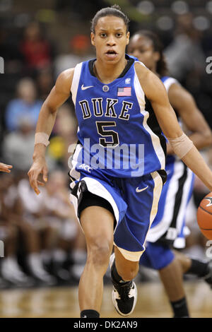 11 février 2011 - Winston-Salem, Caroline du Nord, États-Unis - Duc guard Jasmine Thomas (5) apporte la balle au tribunal. Duc gagne 82-39. (Crédit Image : © Jim Dedmon/ZUMAPRESS.com) Southcreek/mondial Banque D'Images