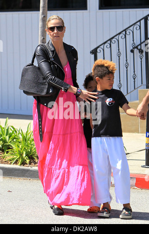 Heidi Klum Heidi Klum Henry Samuel et ses fils quittent la classe de karaté et de la tête à un magasin de jouets à Brentwood Los Angeles Californie Banque D'Images