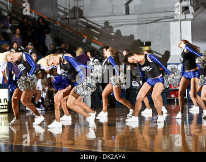 12 février 2011 - Arlington, Texas, États-Unis d'Amérique - le Texas - Arlington Mavericks équipe danse effectue pendant le jeu entre l'État du Texas et de l'UTA Mavericks Bobcats a tenu à l'Université du Texas à Arlington au Texas, du Hall, à Arlington, au Texas. Défaites l'UTA Texas State 79 à 63 (Crédit Image : © Dan Wozniak/ZUMAPRESS.com) Southcreek/mondial Banque D'Images