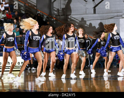 12 février 2011 - Arlington, Texas, États-Unis d'Amérique - le Texas - Arlington Mavericks équipe danse effectue pendant le jeu entre l'État du Texas et de l'UTA Mavericks Bobcats a tenu à l'Université du Texas à Arlington au Texas, du Hall, à Arlington, au Texas. Défaites l'UTA Texas State 79 à 63 (Crédit Image : © Dan Wozniak/ZUMAPRESS.com) Southcreek/mondial Banque D'Images