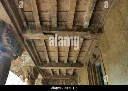 Cave 20 : plafond de porche en bois montrant prototype vers 2e siècle avant notre ère. Grottes d'Ajanta, Aurangabad, Maharashtra, Inde Banque D'Images