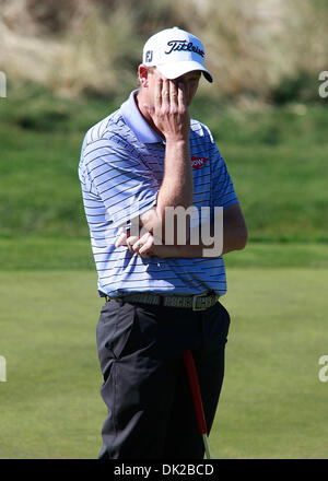 12 février 2011 - Pebble Beach, CA, États-Unis - Tom Gillis réagit après avoir raté un birdy au cours de la troisième série de l'AT&T Pebble Beach National Pro-Am Golf Spyglass Hill à Pebble Beach, en Californie le samedi 12 février 2011. (Crédit Image : © Monterey Herald/ZUMAPRESS.com) Banque D'Images