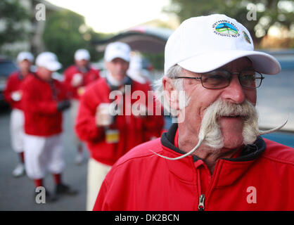 12 février 2011 - Pebble Beach, CA, États-Unis - Dale Jamarck de Hollister, Californie sports sa moustache classique comme directeurs provinciaux se préparer avant la troisième ronde de l'AT&T Pebble Beach National Pro-Am, à Pebble Beach Golf Links à Pebble Beach, en Californie le samedi 12 février 2011. (Crédit Image : © Monterey Herald/ZUMAPRESS.com) Banque D'Images