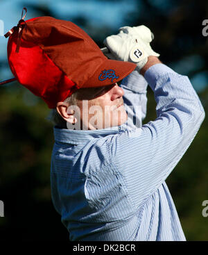 12 février 2011 - Pebble Beach, CA, États-Unis - Bill Murray tees off à partir de la dix-septième boîte de pièce en t au cours de la troisième série de l'AT&T Pebble Beach National Pro-Am, à Pebble Beach Golf Links à Pebble Beach, en Californie le samedi 12 février 2011. (Crédit Image : © Monterey Herald/ZUMAPRESS.com) Banque D'Images