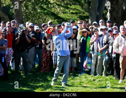 12 février 2011 - Pebble Beach, CA, États-Unis - Bill Murray plaquettes sa balle sur la quatorzième green après avoir frappé sa balle hors limites lors de la troisième ronde de l'AT&T Pebble Beach National Pro-Am, à Pebble Beach Golf Links à Pebble Beach, en Californie le samedi 12 février 2011. (Crédit Image : © Monterey Herald/ZUMAPRESS.com) Banque D'Images