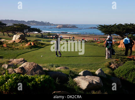 12 février 2011 - Pebble Beach, CA, États-Unis - Kenny G tees off à partir de la onzième orifice pendant le troisième tour de l'AT&T Pebble Beach National Pro-Am à Monterey Peninsula Country Club à Pebble Beach, en Californie le samedi 12 février 2011. (Crédit Image : © Monterey Herald/ZUMAPRESS.com) Banque D'Images