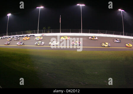 12 février 2011 - Daytona Beach, Floride, États-Unis d'Amérique - un pack de voitures course à travers un tour pendant le Budweiser Shootout à Daytona International Speedway de Daytona Beach, Fl. (Crédit Image : © David Roseblum/ZUMAPRESS.com) Southcreek/mondial Banque D'Images