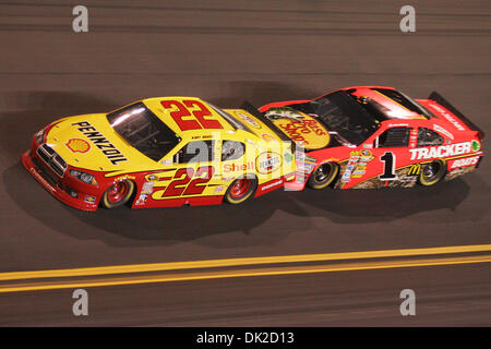 12 février 2011 - Daytona Beach, Floride, États-Unis d'Amérique - Le Budweiser Shootout 2011 gagnant Kurt Busch, conducteur de la # 22 Dodge Pennzoil, conduit Jamie McMurray, conducteur de la # 1 Bass Pro Shops Chevrolet, dans le Budweiser Shootout à Daytona International Speedway de Daytona Beach, Fl. (Crédit Image : © David Roseblum/ZUMAPRESS.com) Southcreek/mondial Banque D'Images