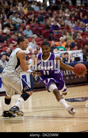 12 février 2011 - Los Angeles, Californie, États-Unis - 12 Février 2011 : Tim Douglas (11) disques durs de Portland de la même voie. Défait 71-48 Portland Loyola Marymount. (Crédit Image : © Josh Chapelle/ZUMAPRESS.com) Southcreek/mondial Banque D'Images