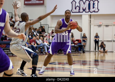 12 février 2011 - Los Angeles, Californie, États-Unis - 12 Février 2011 : Jasonn Hannibal (55) s'est servi de sa taille à son avantage. Défait 71-48 Portland Loyola Marymount. (Crédit Image : © Josh Chapelle/ZUMAPRESS.com) Southcreek/mondial Banque D'Images