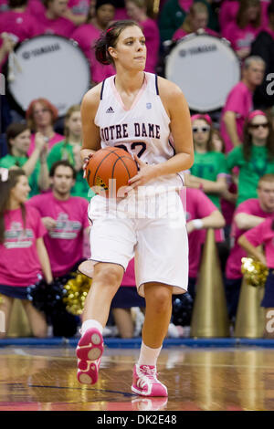 12 février, 2011 - South Bend, Indiana, États-Unis - Notre Dame de l'avant BECCA BRUSZEWSKI (# 32) a l'air de passer la balle au second semestre au cours de l'action féminine de basket-ball de NCAA match entre Rutgers et Notre Dame. La Cathédrale Notre Dame Fighting Irish défait le Rutgers Scarlet Knights 71-49 dans un match à Purcell pavillon au centre de Joyce. (Crédit Image : © John Mersits/ZUMAPRESS.com) Southcreek/mondial Banque D'Images