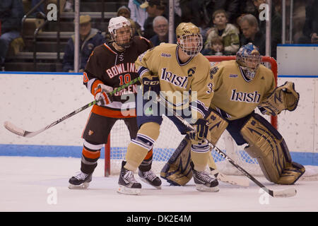 12 février, 2011 - South Bend, Indiana, États-Unis d'Amérique - Notre Dame le défenseur Joe Lavin (# 33) et de la Bowling Green en avant Marc Rodriguez (# 10) Bataille pour la position devant le filet lorsque le gardien de Notre Dame Steven Summerhays (# 1) ressemble à s'enregistrer en première période au cours de l'action Partie de hockey NCAA entre Bowling Green et Notre Dame. La Cathédrale Notre Dame Fighting Irish défait Banque D'Images