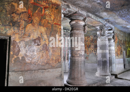 Bodhisattva Padmapani : 1 Cave - Lotus dans la main. Paroi arrière, gauche de culte antichambre. Grottes d'Ajanta, Aurangabad, Maharashtra Banque D'Images