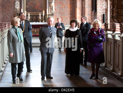 Le prince Charles prince de Galles et la duchesse de Cornouailles Camilla visitez l'église St Mary au cours d'une visite de la vieille ville à Helsingor Banque D'Images