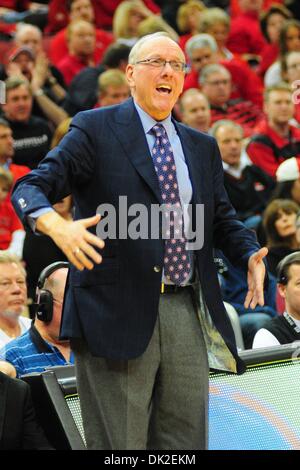 12 février 2011 - Louisville, Kentucky, États-Unis - Syracuse Orangemen entraîneur en chef Jim Boeheim. (16) Louisville Cardinals défait les (12) Syracuse Orangemen 73-69 au KFC Yum Center de Louisville, Kentucky. (Crédit Image : © Scott Davis/ZUMAPRESS.com) Southcreek/mondial Banque D'Images