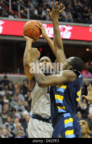 13 février 2011 - Washington, District de Columbia, États-Unis d'Amérique - Georgetown Hoyas guard Austin Freeman (15) tente un tir en face Marquette Golden Eagles center Chris Otule (42) au cours de la seconde moitié au Verizon Center. Les hoyas de Georgetown a défait le Marquette Golden Eagles 69-60. (Crédit Image : © Carlos Suanes/ZUMAPRESS.com) Southcreek/mondial Banque D'Images