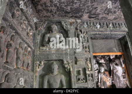 07 : la grotte de Shravasti miracle représenté par une sculpture sur deux côtés de vestibule. Grottes d'Ajanta, Aurangabad, Maharashtra Banque D'Images