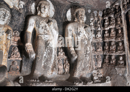 07 : la grotte de Shravasti miracle représenté dans la sculpture des deux côtés du vestibule. Grottes d'Ajanta, Aurangabad, Maharashtra Banque D'Images