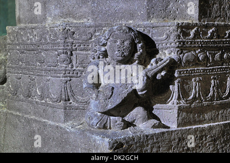 Cave non 4 : nain musicien figure avec des cheveux style pilier proche de l'antichambre salle principale. Grottes d'Ajanta, Aurangabad Banque D'Images