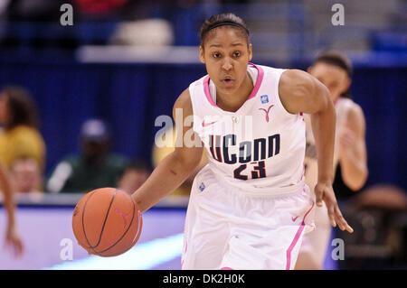 14 février 2011 - Hartford, Connecticut, États-Unis d'Amérique - New York F Maya Moore (23) disques durs avec le ballon après avoir fait les voler. La moitié de la Texas conduit Washington 46 - 18 ans au XL Center. (Crédit Image : © Geoff Bolte/ZUMAPRESS.com) Southcreek/mondial Banque D'Images