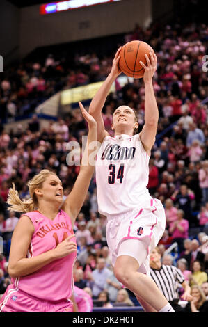 14 février 2011 - Hartford, Connecticut, United States of America - Connecticut G Kelly Faris (34) disques durs dans pour le lay-up. La moitié de la Texas conduit Washington 46 - 18 ans au XL Center. (Crédit Image : © Geoff Bolte/ZUMAPRESS.com) Southcreek/mondial Banque D'Images