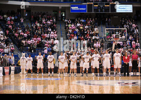 14 février 2011 - Hartford, Connecticut, États-Unis d'Amérique - Le Connecticut Huskies portant ''Love'' shirts stand durant l'hymne national. New York bat l'Oklahoma 86 - 45 à la XG Centre. (Crédit Image : © Geoff Bolte/ZUMAPRESS.com) Southcreek/mondial Banque D'Images