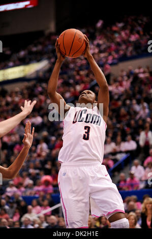 14 février 2011 - Hartford, Connecticut, United States of America - Connecticut G Tiffany Hayes (3) met en place une balle dans la première moitié. New York bat l'Oklahoma 86 - 45 à la XG Centre. (Crédit Image : © Geoff Bolte/ZUMAPRESS.com) Southcreek/mondial Banque D'Images