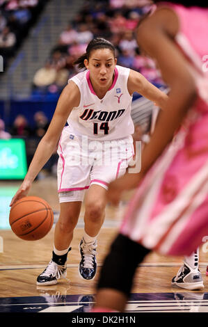 14 février 2011 - Hartford, Connecticut, United States of America - Connecticut G Bria Hartley (14) disques durs pour le panier dans la première moitié. New York bat l'Oklahoma 86 - 45 à la XG Centre. (Crédit Image : © Geoff Bolte/ZUMAPRESS.com) Southcreek/mondial Banque D'Images