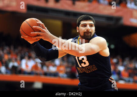 14 février 2011 - Syracuse, New York, United States of America - West Virginia Mountaineers avant Deniz Kilicli (13) parcours dans la seconde moitié du rebond contre Syracuse Orange. Syracuse défait la West Virginia 63-52 devant 22 669 au Carrier Dome à Syracuse, New York. (crédit Image : © Michael Johnson/ZUMAPRESS.com) Southcreek/mondial Banque D'Images