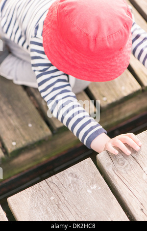 Moment de vie d'été de l'enfance. Little girl playing on Jetty, Suède Banque D'Images