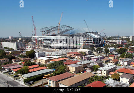 Le 15 février 2011 - Miami, Floride - Floride, USA - Etats-Unis - 021011 (Allen Eyestone/Le Palm Beach Post) Miami FL... Le nouveau stade des Marlins, 19 mois dans la construction, a eu son premier siège installé. Après l'installation, plusieurs joueurs ont pris la pratique au bâton dans le stade. (Crédit Image : © Le Palm Beach Post/ZUMAPRESS.com) Banque D'Images