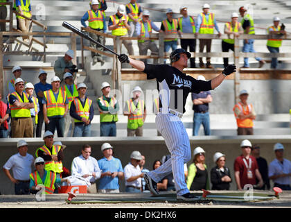 Le 15 février 2011 - Miami, Floride - Floride, USA - Etats-Unis - 021011 (Allen Eyestone/Le Palm Beach Post) Miami FL... Florida Marlins' Logan Morrison prend la pratique au bâton à l'équipe de neuf ballpark à Miami comme les travailleurs de la construction de prendre une pause pour regarder. (Crédit Image : © Le Palm Beach Post/ZUMAPRESS.com) Banque D'Images