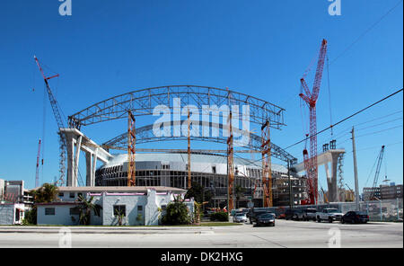 Le 15 février 2011 - Miami, Floride - Floride, USA - Etats-Unis - 021011 (Allen Eyestone/Le Palm Beach Post) Miami FL... Le nouveau stade des Marlins, 19 mois dans la construction, a eu son premier siège installé. Après l'installation, plusieurs joueurs ont pris la pratique au bâton dans le stade. (Crédit Image : © Le Palm Beach Post/ZUMAPRESS.com) Banque D'Images